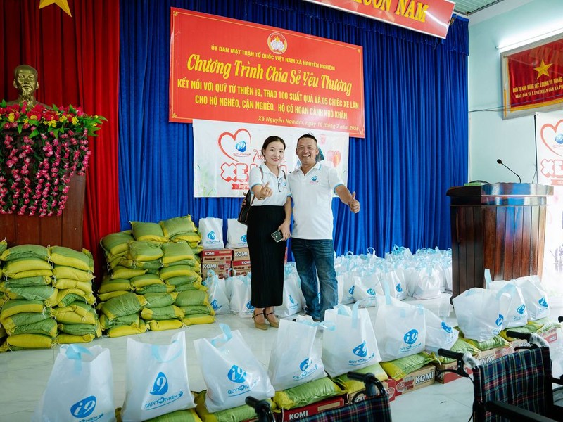 Một nhóm người đang ngồi trong vòng tròn hỗ trợ, tượng trưng cho sự giúp đỡ cộng đồng và các nguồn lực hỗ trợ